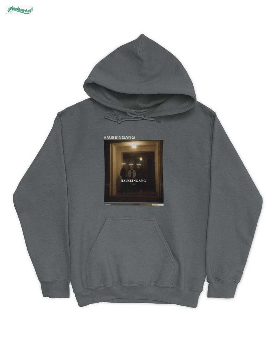 Pashanim Merch: Inspirierte Hauseingang Nachtszene T-Shirt – Urban Melancholie Style 2 Pashanim Merch: Inspirierte Hauseingang Nachtszene T-Shirt – Urban Melancholie Style – Bild 2