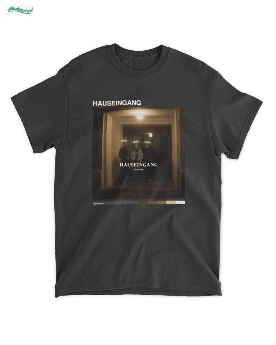 Pashanim Merch: Inspirierte Hauseingang Nachtszene T-Shirt – Urban Melancholie Style 1 Pashanim Merch: Inspirierte Hauseingang Nachtszene T-Shirt – Urban Melancholie Style