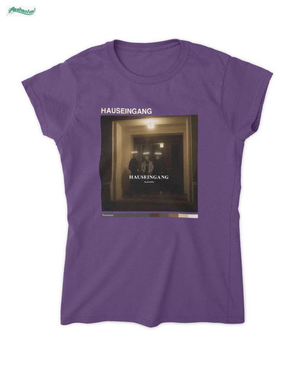 Pashanim Merch: Inspirierte Hauseingang Nachtszene T-Shirt – Urban Melancholie Style 4 Pashanim Merch: Inspirierte Hauseingang Nachtszene T-Shirt – Urban Melancholie Style – Bild 4