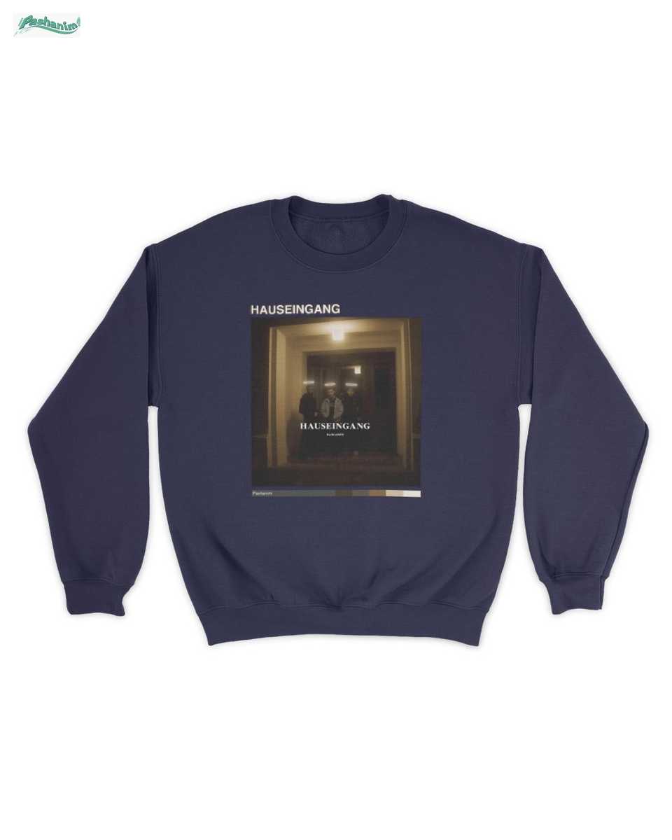 Pashanim Merch: Inspirierte Hauseingang Nachtszene T-Shirt – Urban Melancholie Style 3 Pashanim Merch: Inspirierte Hauseingang Nachtszene T-Shirt – Urban Melancholie Style – Bild 3