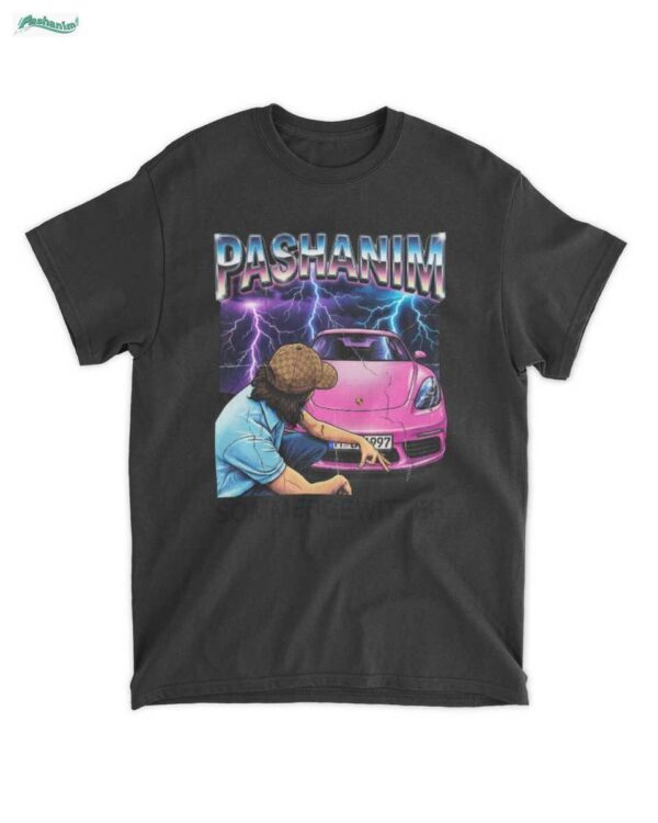 Home 2 Exklusives Merch: Pashanim Retro Rap T-Shirt: Gewitter Nacht Vibe, Pinker Sportwagen & Blitze Unisex Style