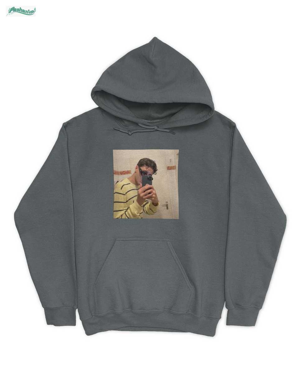 Pashanim Merch: Inspiriertes Spiegel-Selfie T-Shirt – Urbaner Style Neu Definiert 3 Pashanim Merch: Inspiriertes Spiegel-Selfie T-Shirt – Urbaner Style Neu Definiert – Bild 3